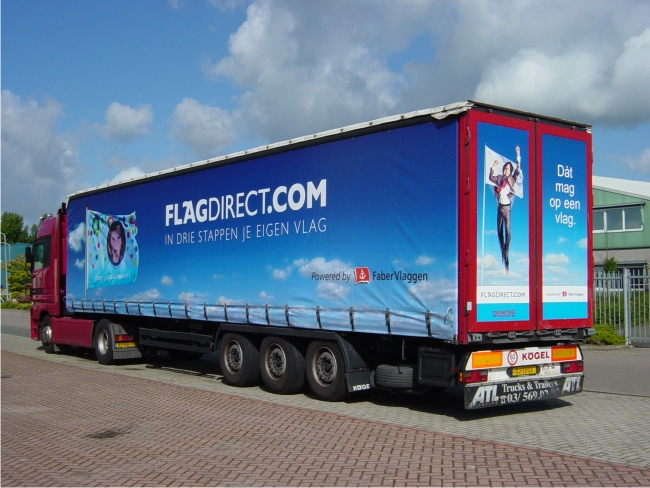 Vrolijke vlaggen langs de weg