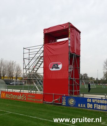 Televisie toren met rode AZ doeken