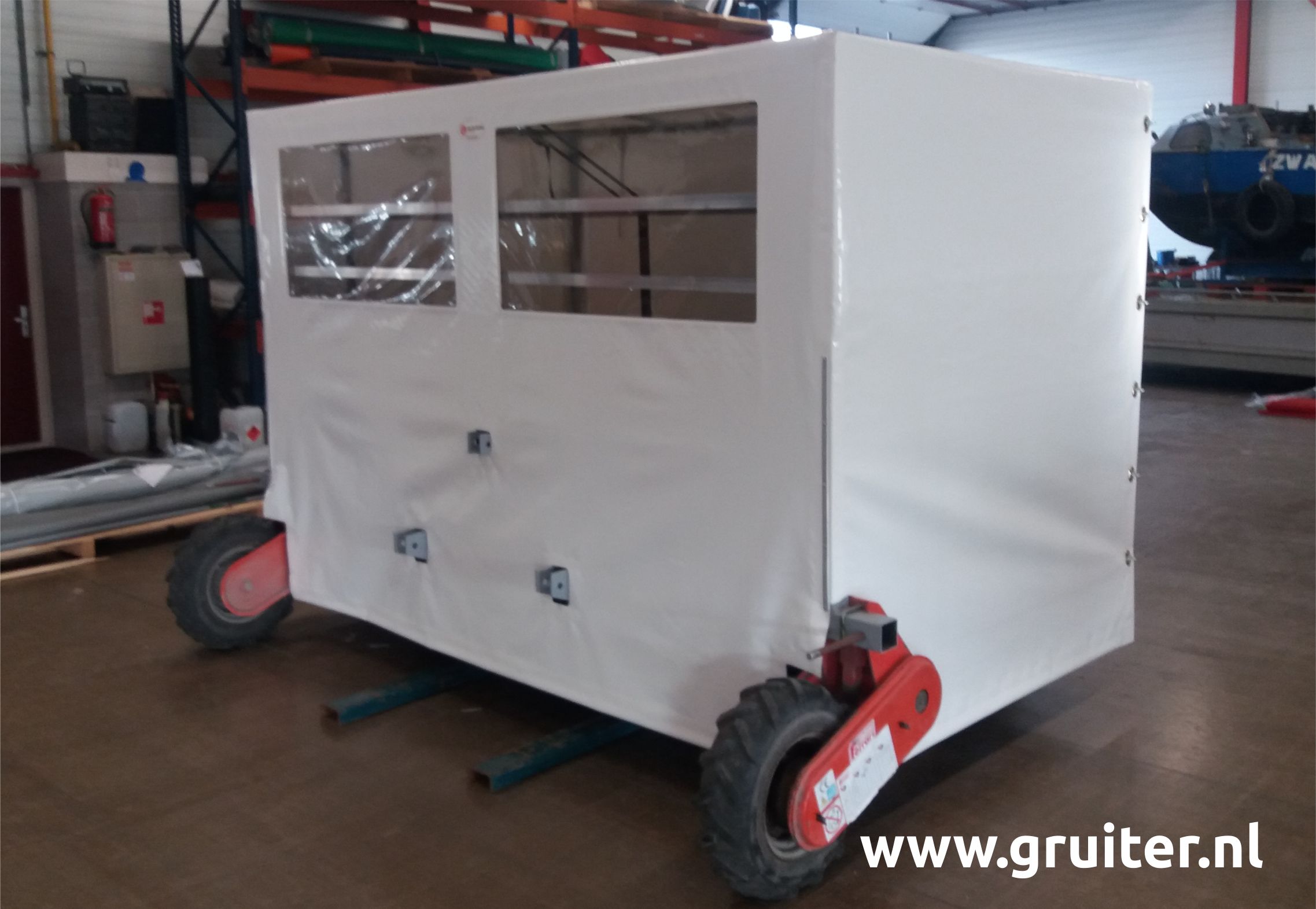 Koolplantmachine voorzien van tent zeil